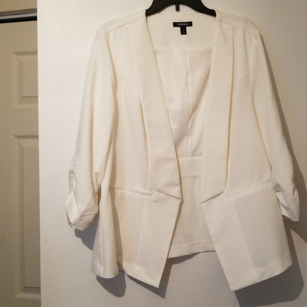 Off-white cream colored ruched Torrid Blazer Size